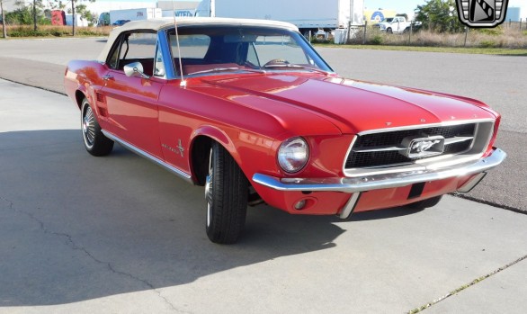 Ford Mustang convertible 1967 ( France dpt 75)